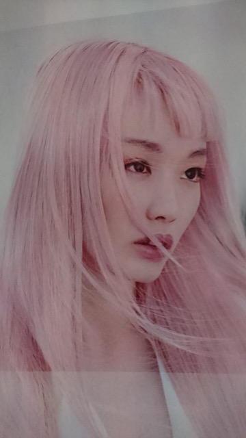rosa gefärbte lange Haare