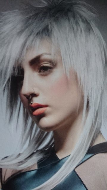moderner Vokuhila mit silbergrauen Haaren